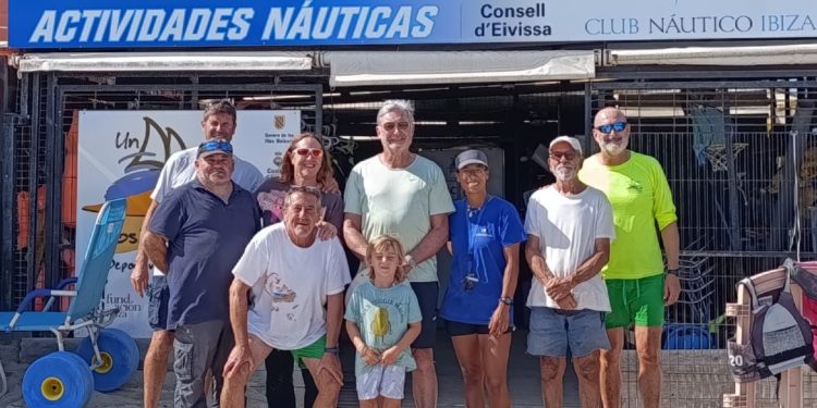 John Bertrand, en el centro de la imagen, durante su visita a las instalaciones en Talamanca del Club Náutico de Ibiza y Un mar de posibilidades.