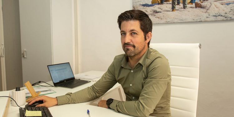 Jordi Marí Tur en el nuevo despacho, ubicado en el paseo de Vara de Rey de Ibiza. Foto: Joan Costa