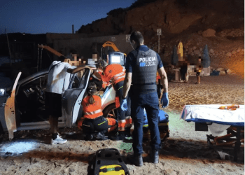 La Policía Local de Sant Joan y sanitarios del 061 atienden a un chico precipitado en Benirràs.