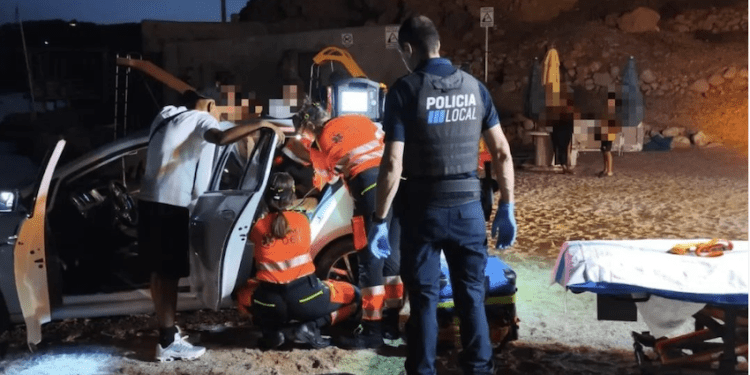 La Policía Local de Sant Joan y sanitarios del 061 atienden a un chico precipitado en Benirràs.