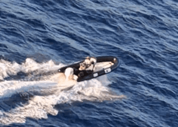 La narcolancha en aguas de Ibiza, en una imagen desde el helicóptero de la Guardia Civil.