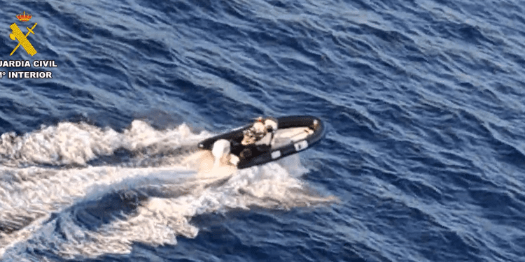La narcolancha en aguas de Ibiza, en una imagen desde el helicóptero de la Guardia Civil.