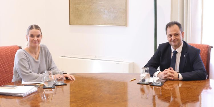 Marga Prohens y Llorenç Córdoba, durante el encuentro mantenido hoy. Foto: Govern balear