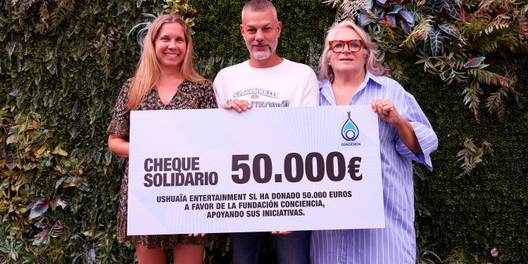 Marisina Marí, Yann Pissenem y Alba Pau con el cheque solidario de Ushuaïa Entertainment a la Fundación Conciencia de Ibiza.