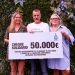 Marisina Marí, Yann Pissenem y Alba Pau con el cheque solidario de Ushuaïa Entertainment a la Fundación Conciencia de Ibiza.