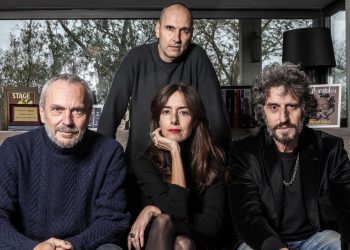 Marqués, de pie, durante el rodaje con José Coronado (izquierda), Cecilia Suárez y Diego Peretti.