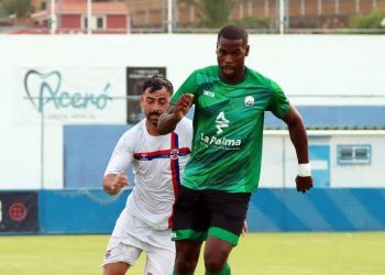 Niko Kata, en primer plano, en una imagen facilitada por el Formentera.