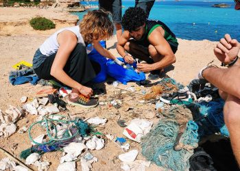 Imagen de una jornada de limpieza. Fotos: Plastic Free Ibiza y Formentera
