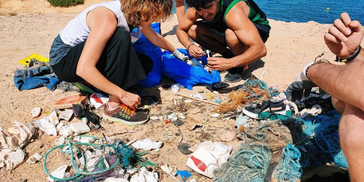 Imagen de una jornada de limpieza. Fotos: Plastic Free Ibiza y Formentera