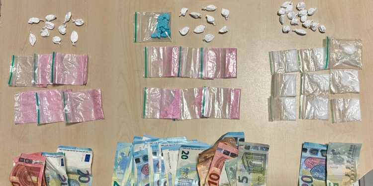 Droga y dinero intervenidos por la Policía Nacional.