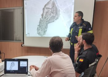 Pablo Gárriz dando unas explicaciones sobre el incendio de la planta de biomasa.