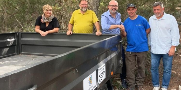 Entrega del remolque. Foto: Ayuntamiento de Sant Josep
