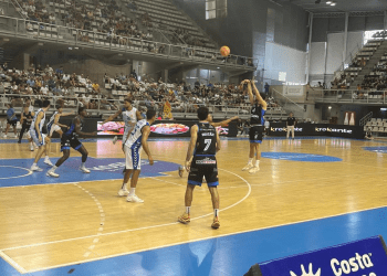 Un momento del partido del Sant Antoni en la pista del Alicante. Foto: Bàsquet Sant Antoni.