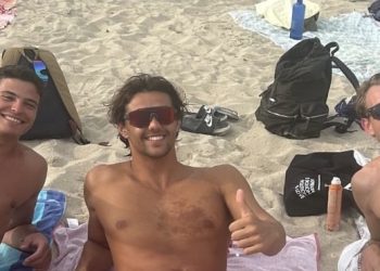 Thomas Ceccon, en el centro, en una imagen compartida en sus redes sociales tomando el sol en Formentera.