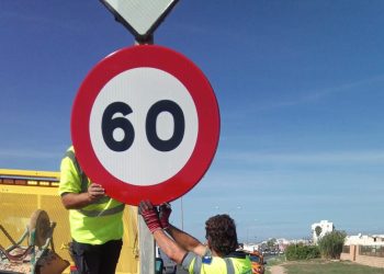 Operarios del Consell de Ibiza cambian las señales de velocidad del tramo afectado en la carretera de Sant Antoni.