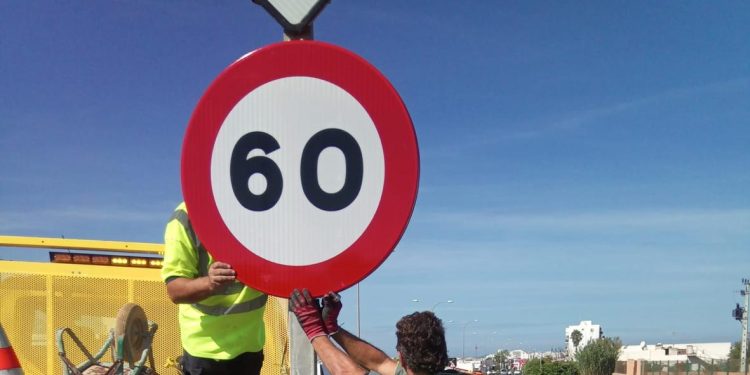 Operarios del Consell de Ibiza cambian las señales de velocidad del tramo afectado en la carretera de Sant Antoni.