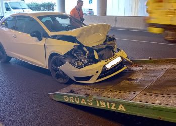 Vehículo implicado en el accidente en cadena, hoy en la carretera del aeropuerto de Ibiza, mientras era retirado por operarios de Grúas Ibiza esta mañana.