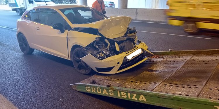 Vehículo implicado en el accidente en cadena, hoy en la carretera del aeropuerto de Ibiza, mientras era retirado por operarios de Grúas Ibiza esta mañana.