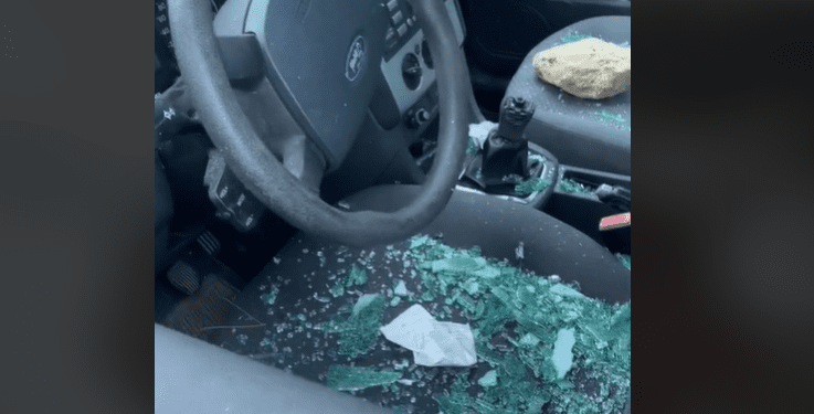 Destrozos en el coche que muestra el vídeo de Tik Tok de la usuaria Irisitxxs.
