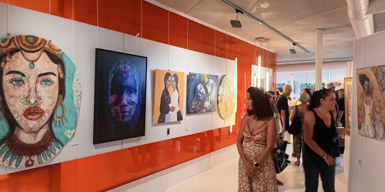 Un momento de la inauguración de la muestra, que se puede ver hasta el 27 de septiembre. Imágenes J. Riera.