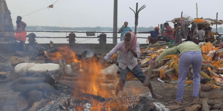 Un fotograma de 'Dom' que muestra Manikarnika Ghat, el mayor crematorio público de Varanasi (India).