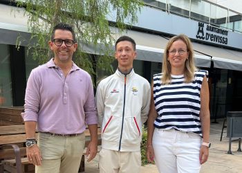 El alcalde de Ibiza, Rafael Triguero, y la segunda teniente de alcalde del Ayuntamiento de Ibiza, Catiana Fuster, recibieron hoy a Alejandro Díaz, en el centro de la imagen, tras su paso por los Juegos paralímpicos París 2024.