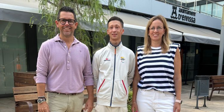 El alcalde de Ibiza, Rafael Triguero, y la segunda teniente de alcalde del Ayuntamiento de Ibiza, Catiana Fuster, recibieron hoy a Alejandro Díaz, en el centro de la imagen, tras su paso por los Juegos paralímpicos París 2024.