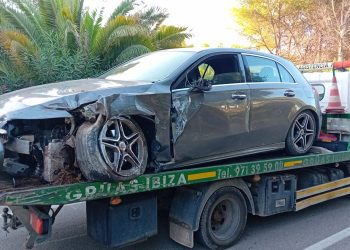 El vehículo ha sufrido importantes daños en el impacto, afortunadamente sin heridos. Ha sido retirado de la vía por Grúas Ibiza.