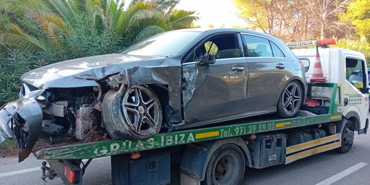 El vehículo ha sufrido importantes daños en el impacto, afortunadamente sin heridos. Ha sido retirado de la vía por Grúas Ibiza.