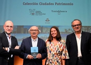 Antonio Colinas y Patricia Norverto, en el centro de la imagen, en la primera presentación del libro.