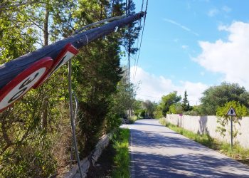 El poste de cableado, a punto de caer sobre la carretera. Imagen Noudiari