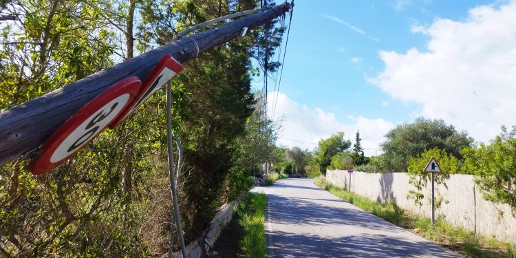 El poste de cableado, a punto de caer sobre la carretera. Imagen Noudiari