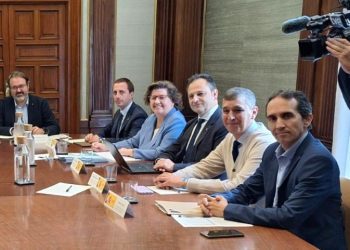 Córdoba, tercero por la izquierda, durante la reunión. Foto: Consell Insular de Formentera