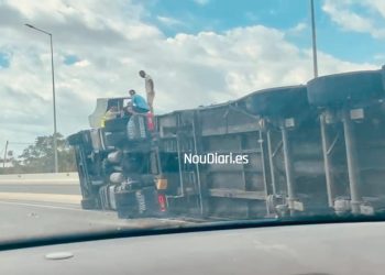 El camión volcado en una imagen cedida.