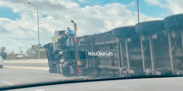 El camión volcado en una imagen cedida.