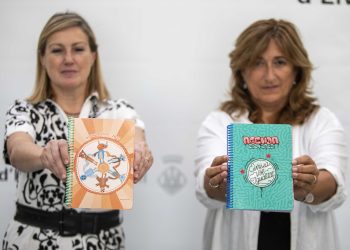 Carolina Escandell y Belén Alvite muestran las agendas. Foto: Consell de Ibiza