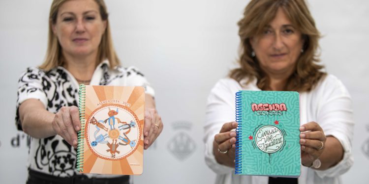 Carolina Escandell y Belén Alvite muestran las agendas. Foto: Consell de Ibiza