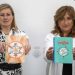Carolina Escandell y Belén Alvite muestran las agendas. Foto: Consell de Ibiza