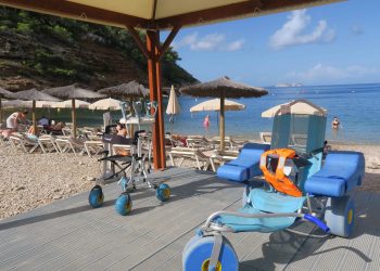 Elementos para el baño adaptado en Cala Salada. Fotos: Ayuntamiento de Sant Antoni