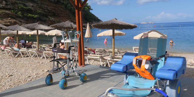 Elementos para el baño adaptado en Cala Salada. Fotos: Ayuntamiento de Sant Antoni