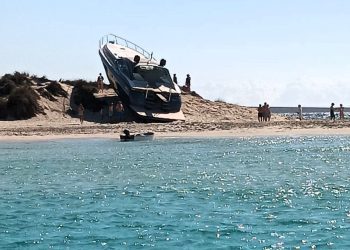 Barco encallado en s'Espalmador este verano.