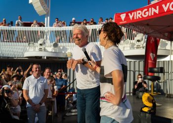 Richard Branson intenta hacer el paso de los canguros, junto a Raygun, que le mira a su derecha con el micrófono. FOTO: Virgin Voyages