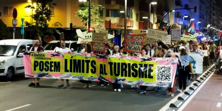 Manifestación para exigir un cambio de modelo turístico. Fotografías y vídeos: Noudiari