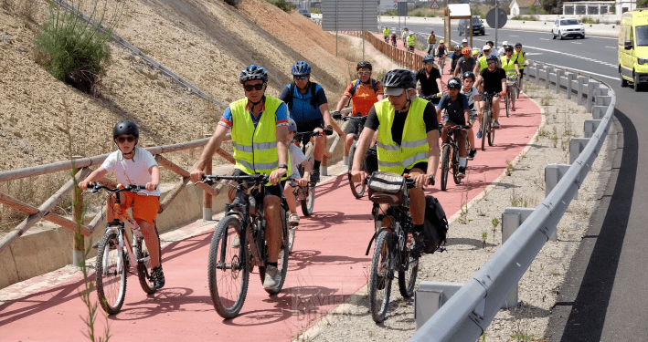 Imagen de archivo de ciclistas circulando por el carril bici. Foto: Xavier Duran