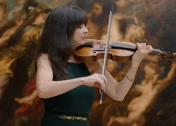 La violinista Lina Tur interpreta una versión de 'El verano' de Vivaldi junto a la obra 'El rapto de Proserpina' de Rubens. Foto © Museo Nacional del Prado