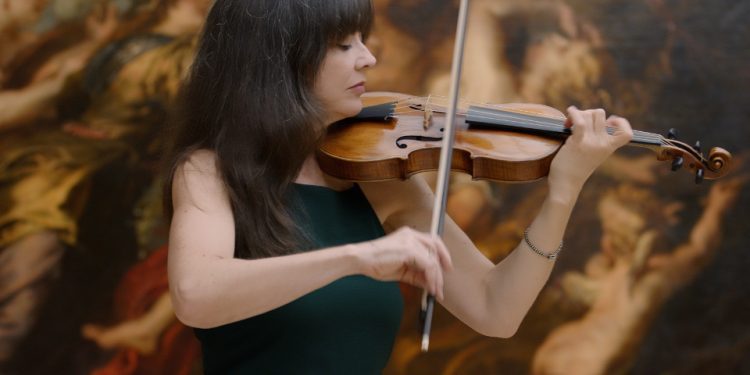 La violinista Lina Tur interpreta una versión de 'El verano' de Vivaldi junto a la obra 'El rapto de Proserpina' de Rubens. Foto © Museo Nacional del Prado