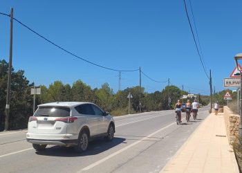Un cotxe circula per Formentera. Foto: Gent per Formentera