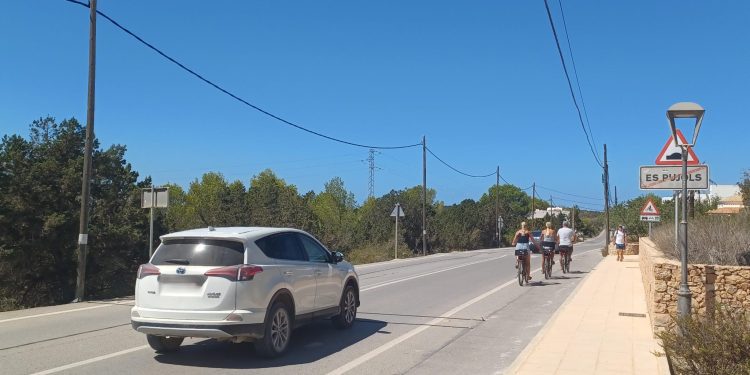 Un cotxe circula per Formentera. Foto: Gent per Formentera