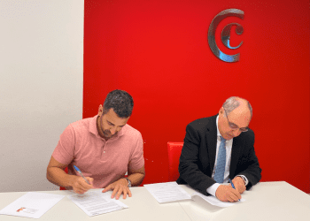 Firma del convenio de colaboración. Foto: Cámara de Comercio
