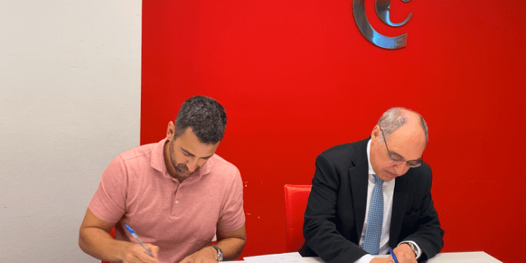 Firma del convenio de colaboración. Foto: Cámara de Comercio